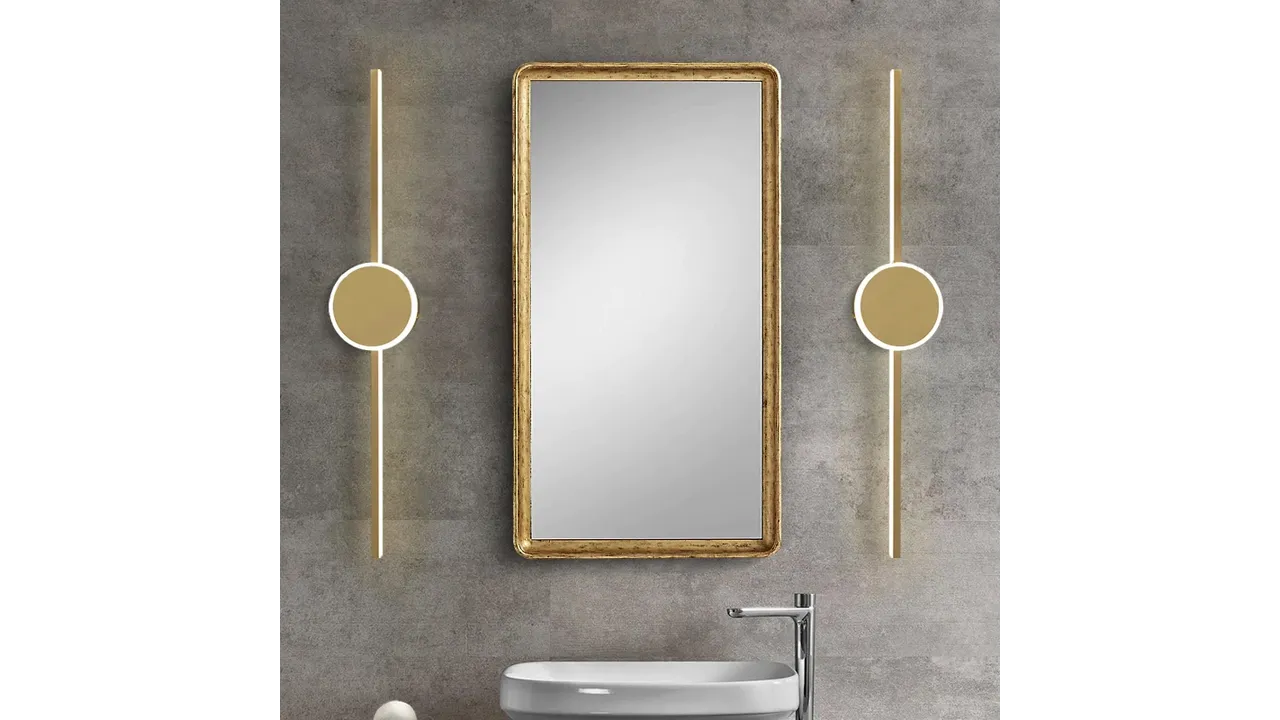 kinkiet łazienkowy przy lustrze