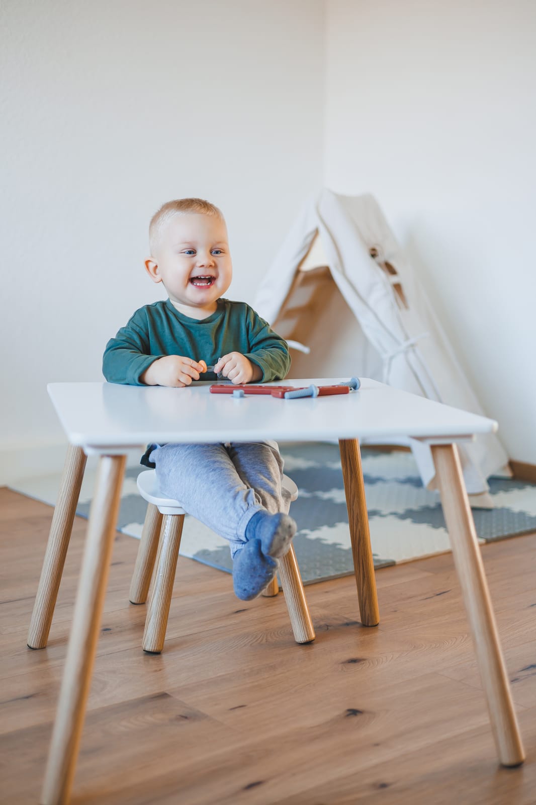 dziecko siedzi przy stoliku